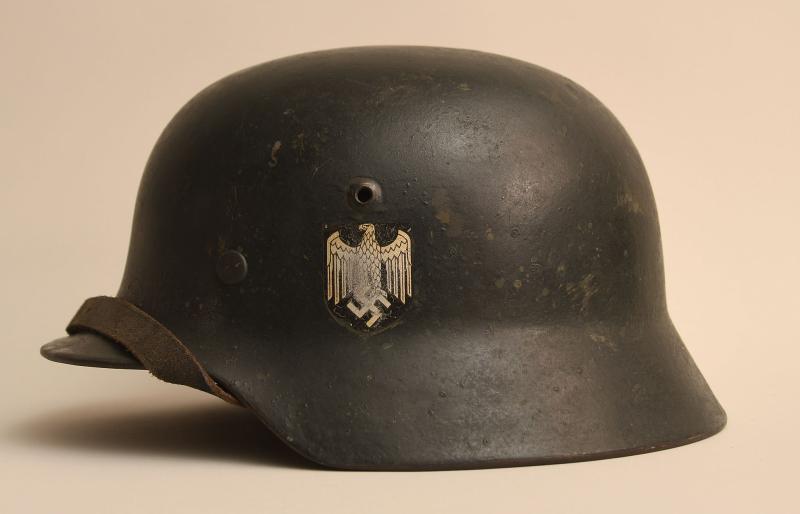 GERMAN WWII M35 ARMY SINGLE DECAL COMBAT HELMET.