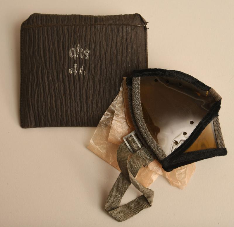 GERMAN WWII SUN AND SAND GOGGLES.