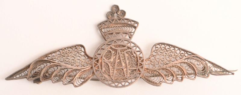 BRITISH WWII RAF SWEETHEART BROOCH.