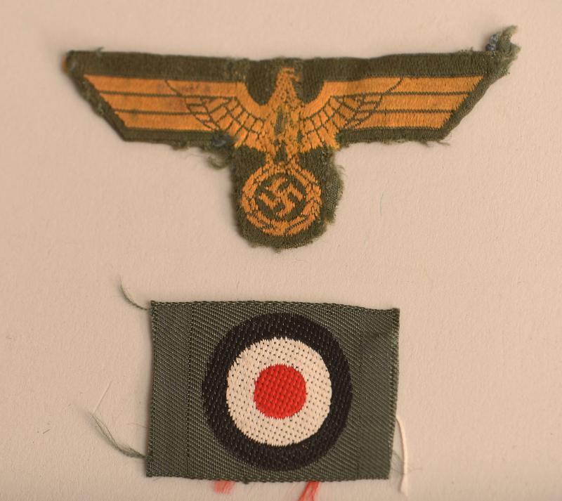 GERMAN WWII COAST ARTILLERY MANS OVERSEAS CAP INSIGNIA SET.