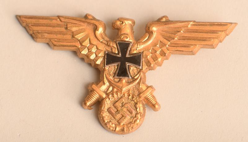 GERMAN WWII OLD COMRADES ASSOCIATION CAP BADGE IN GOLD.