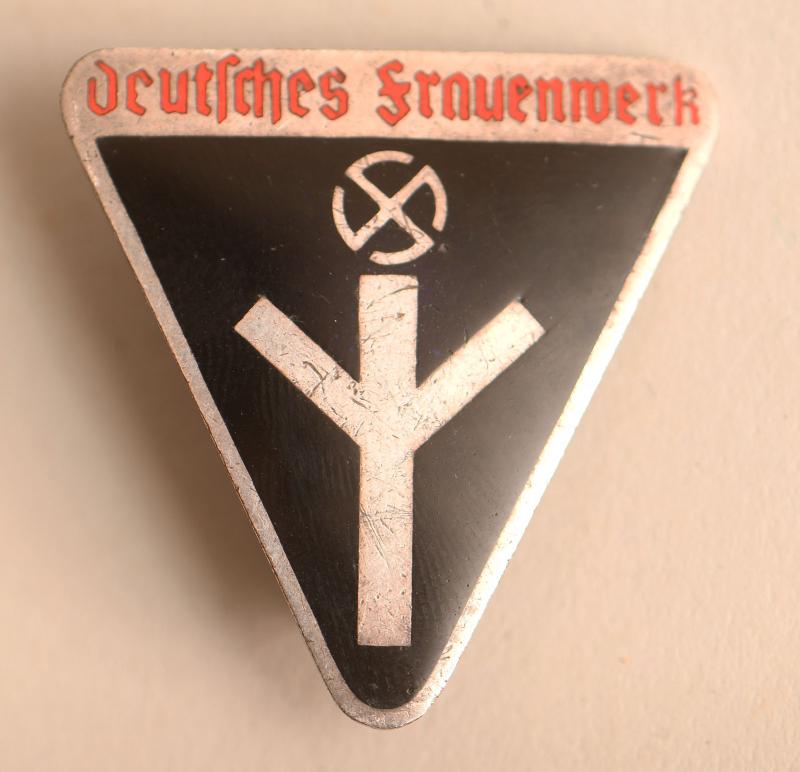 GERMAN WWII DEUTSCHES FRAUENWERK WOMANS WORK ORGANISATION BADGE.