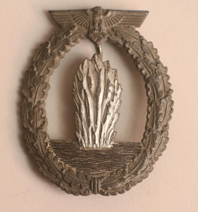 GERMAN WWII KRIEGSMARINE MINESWEEPER BADGE.