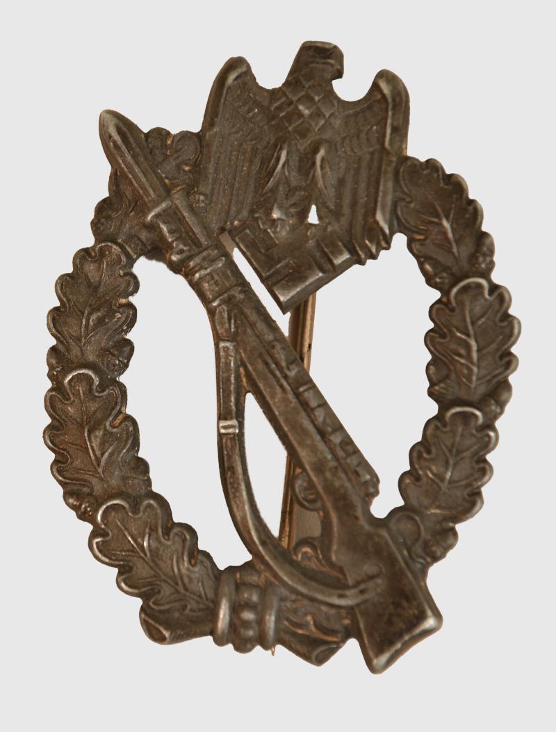 GERMAN WWII INFANTRY ASSAULT BADGE IN SILVER.