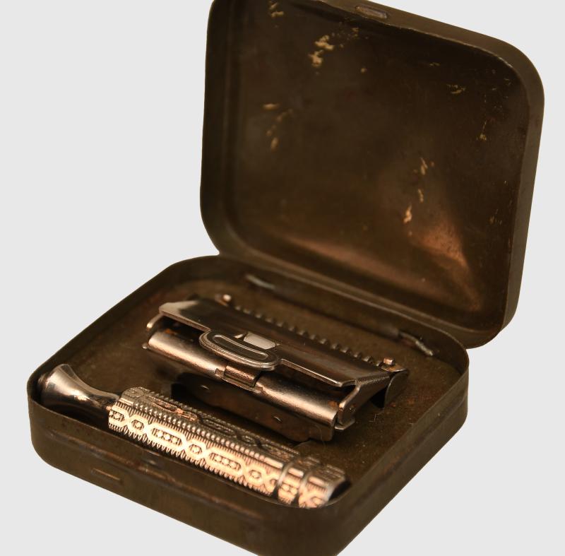 U.S.A. WWII SAFETY RAZOR KIT IN TIN.