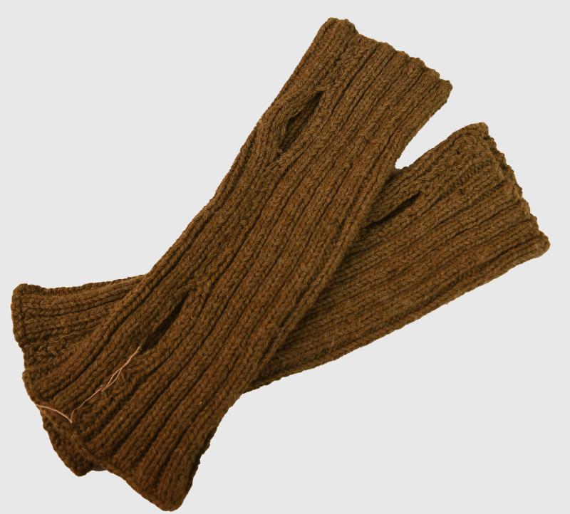 U.S.A. WWII WOOLLEN WRISTLETS.