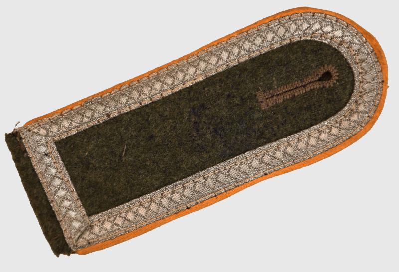 GERMAN WWII CAVALRY NCO SLIP-ON SHOULDER BOARD.