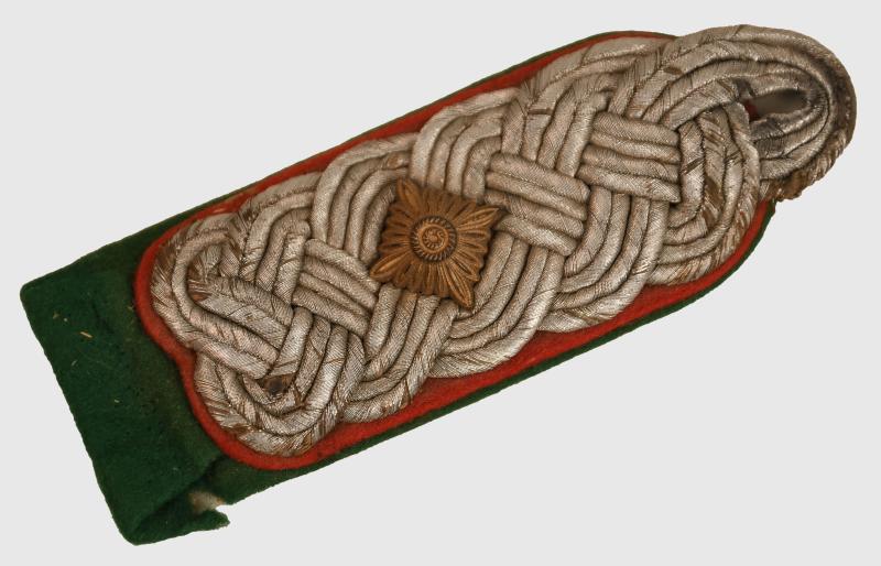 GERMAN WWII LUFTWAFFE ADMINISTRATION HIGH GRADE SHOULDER BOARD.