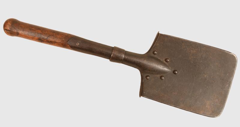 GERMAN WWI 1915 DATED ENTRENCHING TOOL.