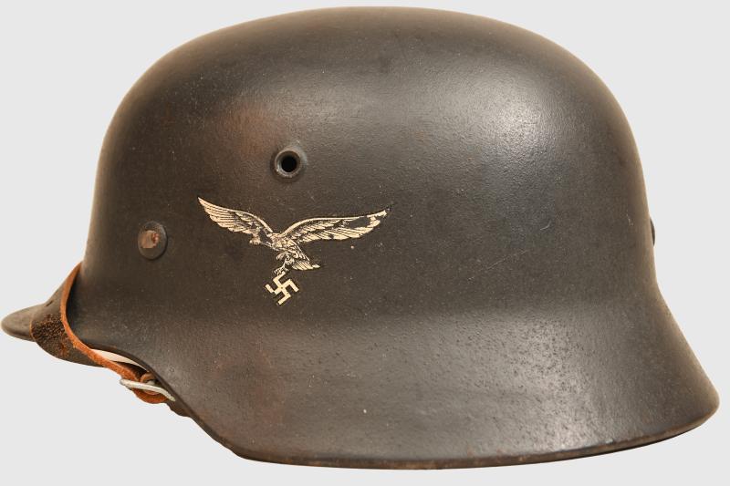 GERMAN WWII LUFTWAFFE M.40 SINGLE DECAL COMBAT HELMET.