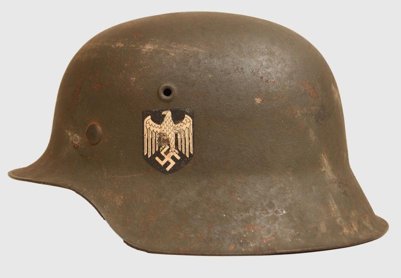 GERMAN WWII ARMY M.42 SINGLE DECALCOMBAT HELMET.
