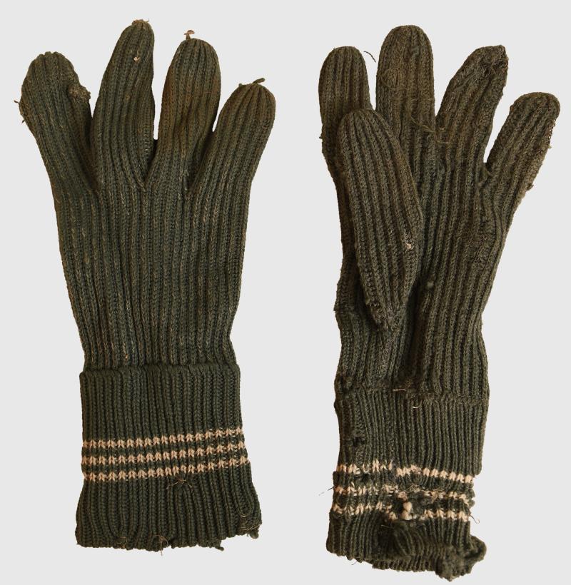 GERMAN WWII SOLDIERS ISSUE GLOVES.