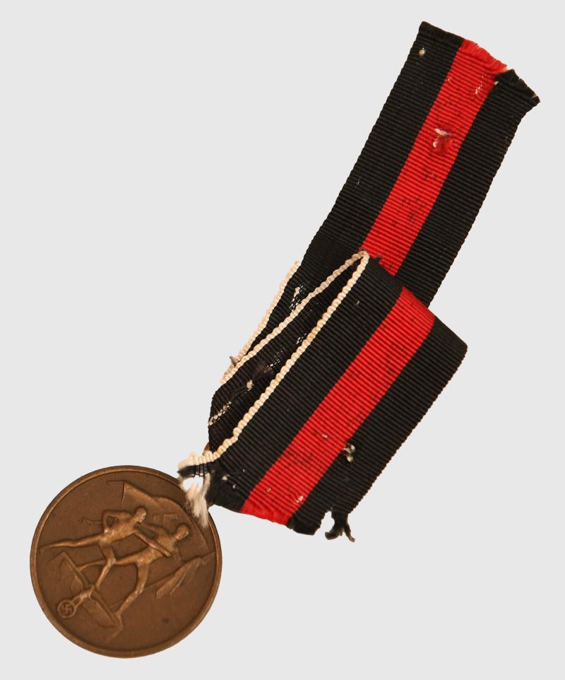 GERMAN WWII ENTRY INTO CZECHOSLOVAKIA MEDAL.