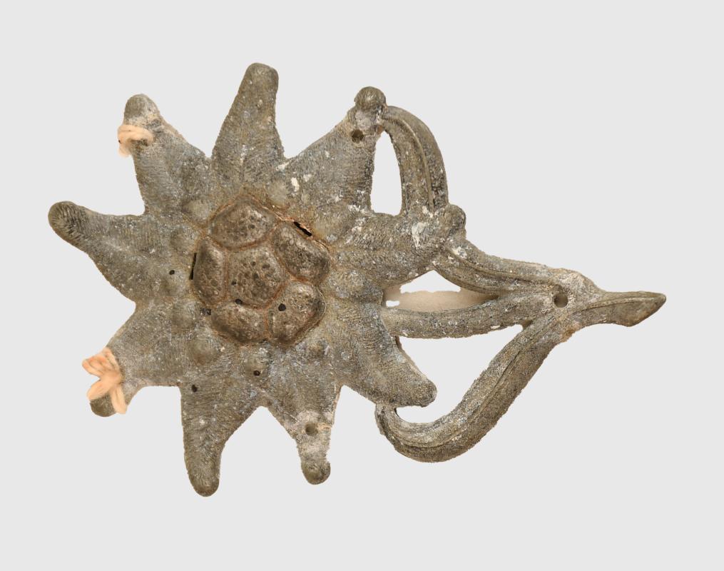 GERMAN WWII EDELWEISS ARMY M43 CAP BADGE.