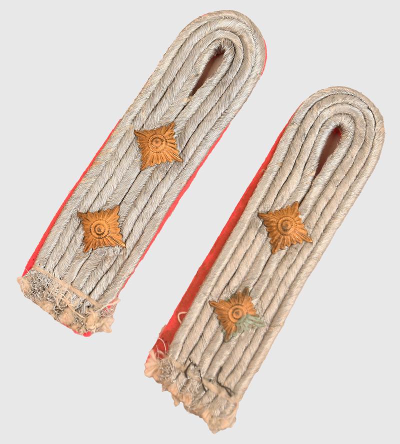 GERMAN WWII PANZER HAUPTMANN’S STITCH-ON SHOULDER BOARDS.