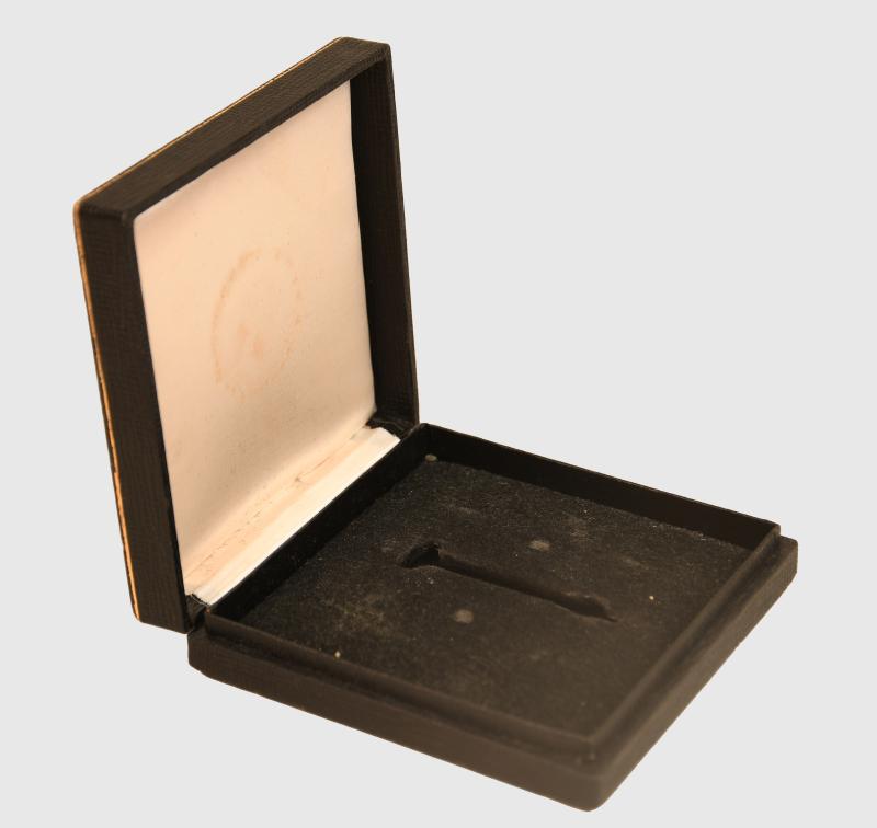 GERMAN WWII GERMAN CROSS IN GOLD PRESENTATION BOX.
