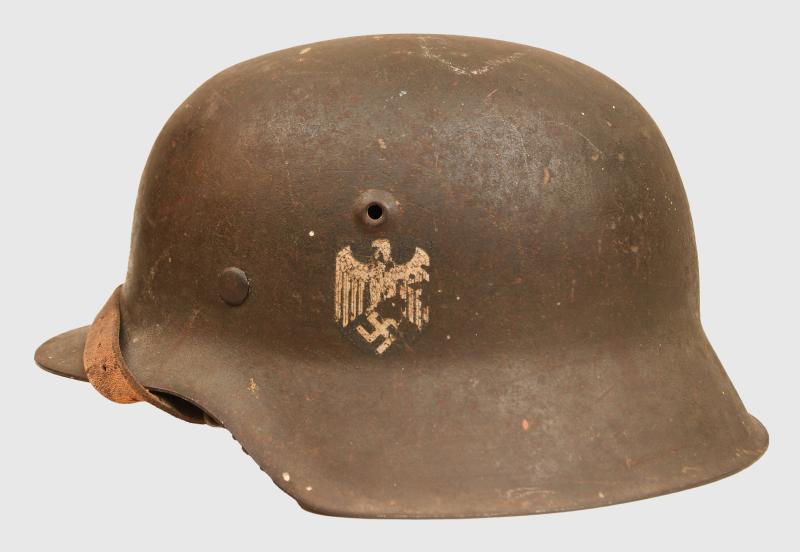 GERMAN WWII ARMY M.42 SINGLE DECAL COMBAT HELMET.