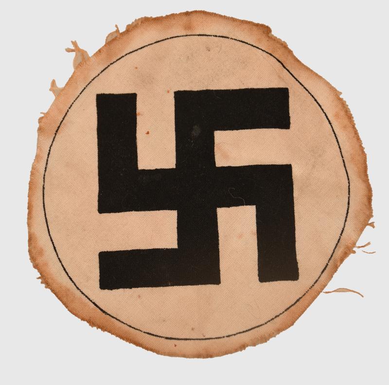 GERMAN WWII NSDAP SWASTIKA ARMBAND CENTRE.