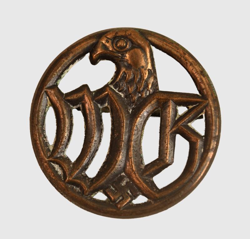 GERMAN WWII CIVILIAN EMPLOYEE OF THE WEHRMACHT PIN BACK BADGE.