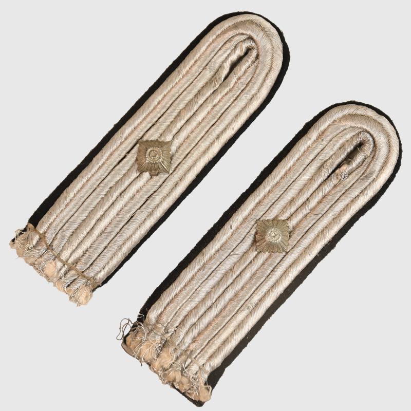GERMAN WWII LUFTWAFFE AIR MINISTRY OBERLEUTNANT’S SHOULDER BOARDS.