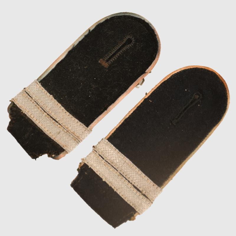 GERMAN WWII INFANTRY OFFICER CANDIDATE MISMATCHED SHOULDER BOARDS.