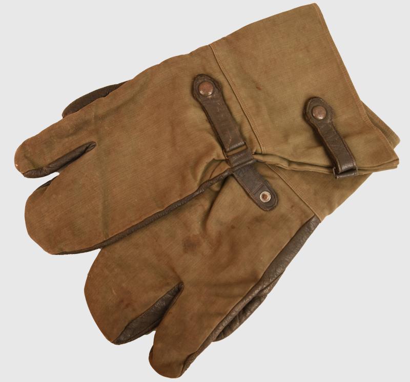 GERMAN WWII DRIVING GAUNTLETS.
