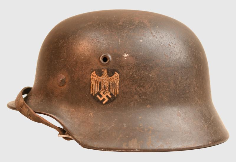 GERMAN WWII M40 SINGLE DECAL COMBAT HELMET.