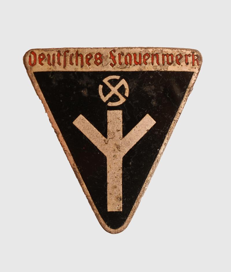 GERMAN WWII DEUTSCHE FRAUENWERK BADGE.
