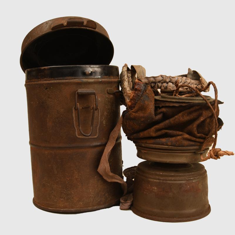 GERMAN WWI ALL LEATHER FACE GAS MASK.