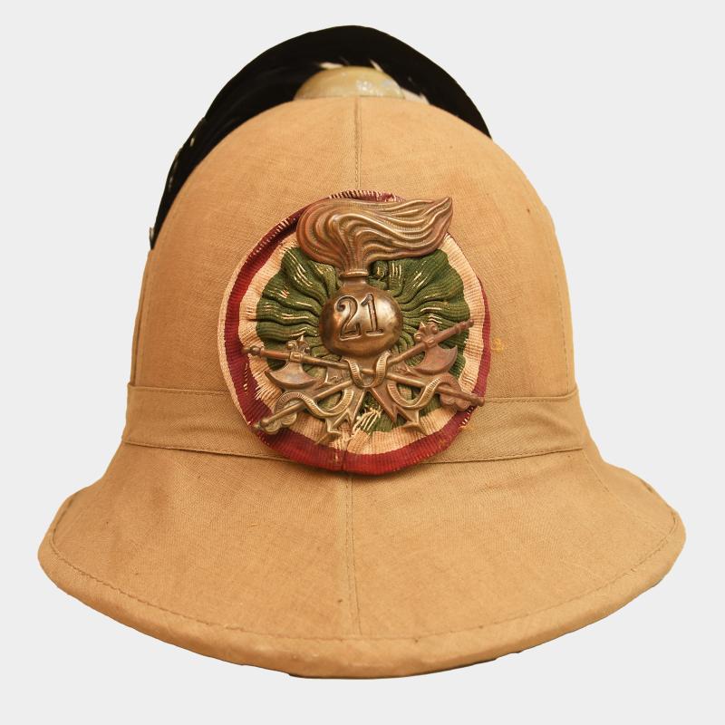 ITALIAN WWII ARMY PIONEER REGIMENT TROPICAL PITH HELMET.