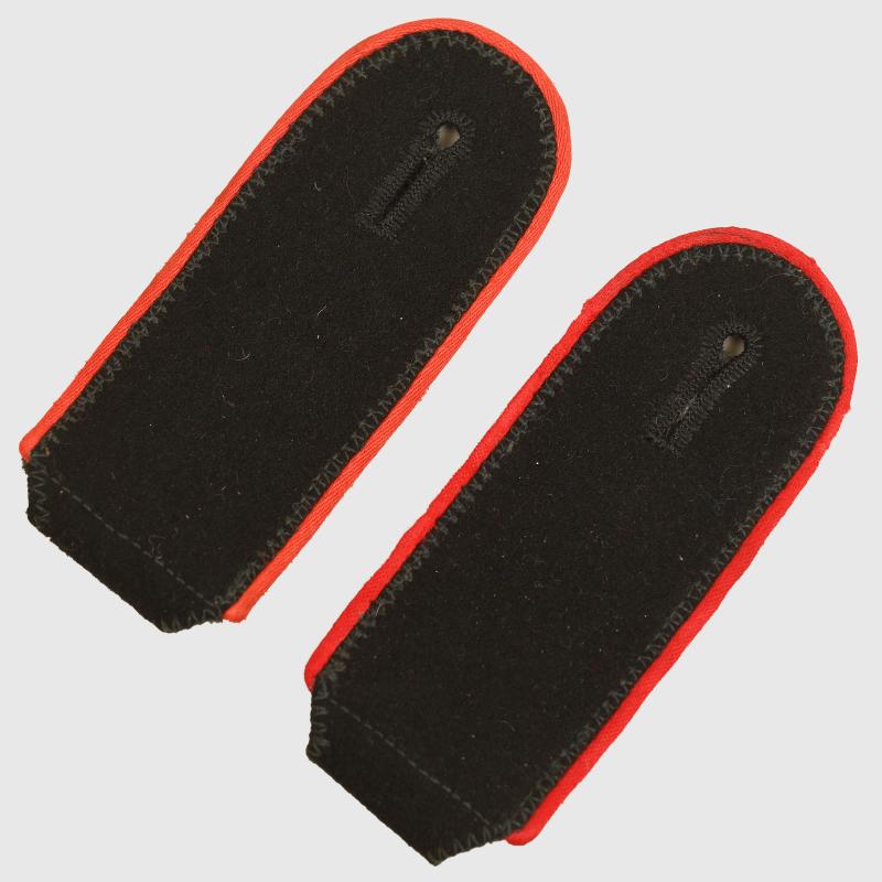 GERMAN WWII WAFFEN SS ARTILLERY PIPED SHOULDER BOARDS.