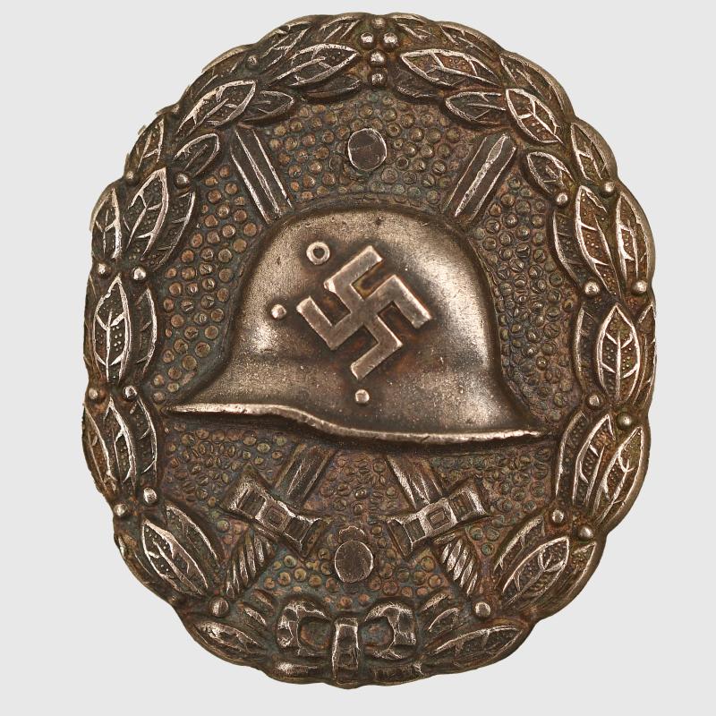 GERMAN WWII WOUND BADGE IN SILVER WITH UNUSUAL PIN SYSTEM.