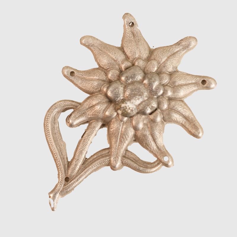 GERMAN WWII EDELWEISS CAP BADGE.