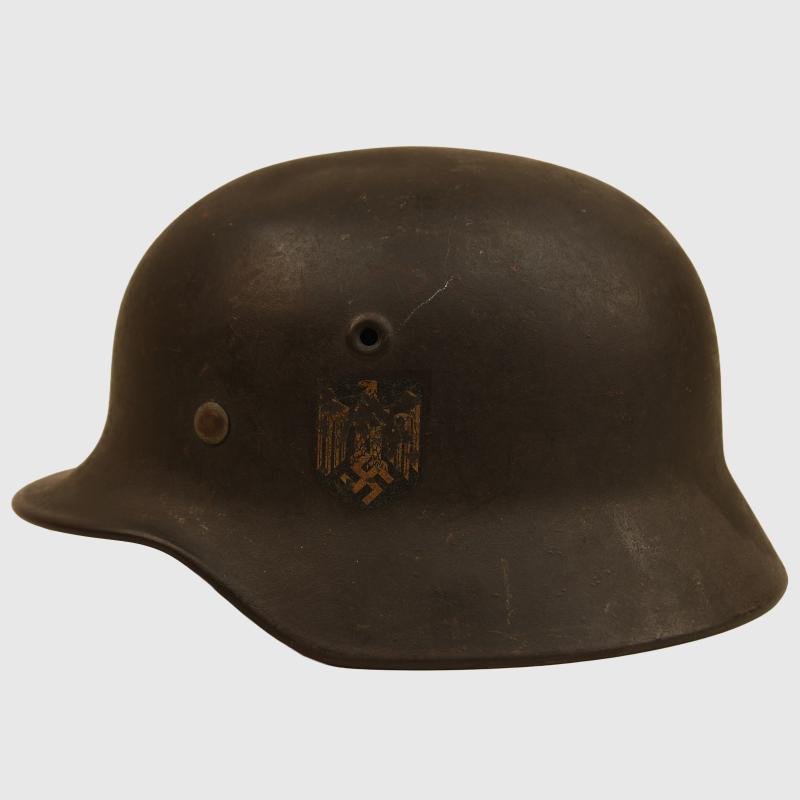 GERMAN WWII SINGLE DECAL ARMY M.40 HELMET. BATTLE DAMAGED.