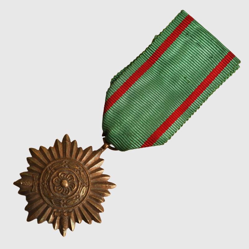 GERMAN WWII EASTERN PEOPLES MEDAL 2ND CLASS IN GOLD WITH SWORDS.