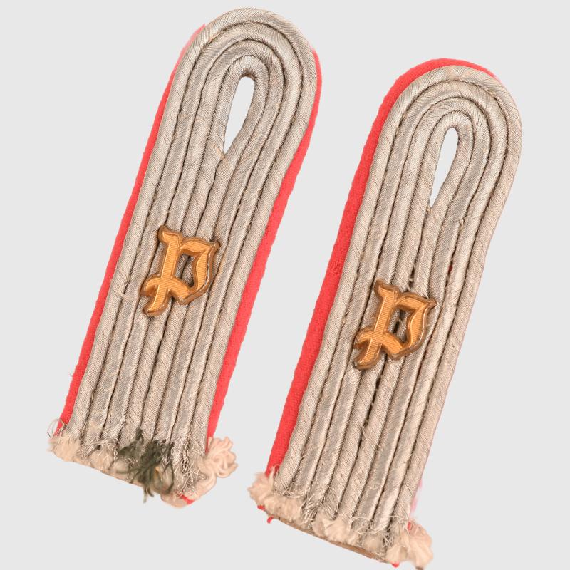 GERMAN WWII ARMY PANZER LEUTNANT’S SHOULDER BOARDS.