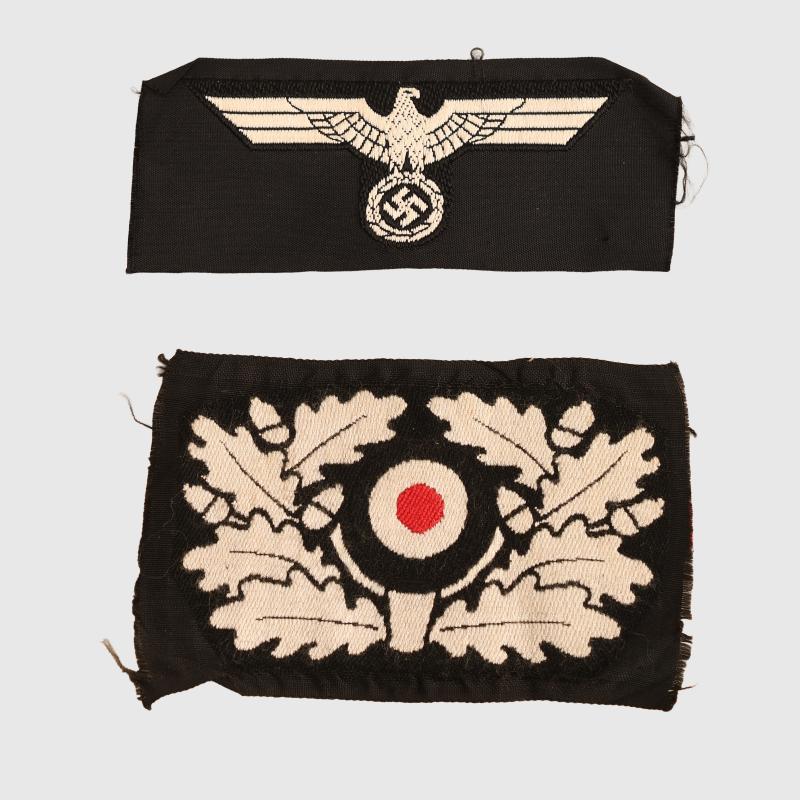 GERMAN WWII PANZER BERET INSIGNIA SET.