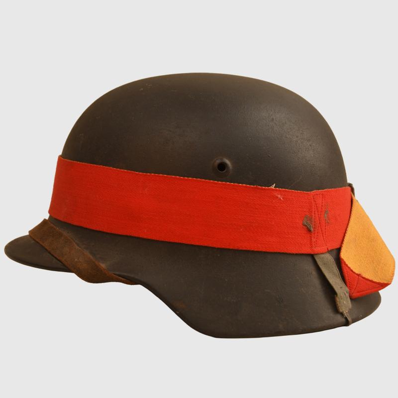 GERMAN WWII LUFTWAFFE SINGLE DECAL COMBAT HELMET WITH MANOEUVRE BAND FITTED.