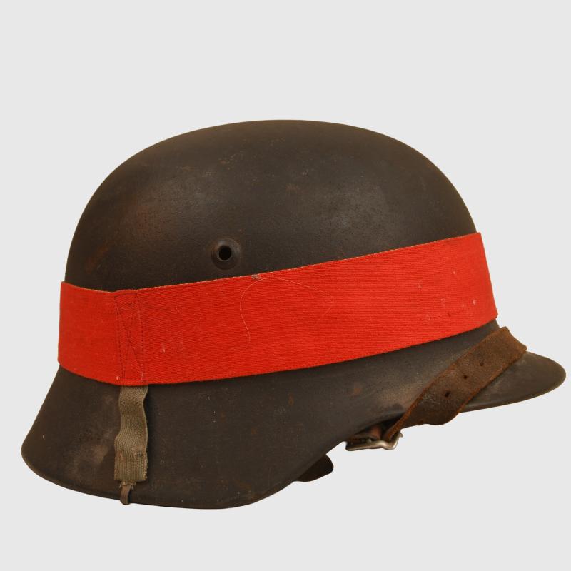 GERMAN WWII LUFTWAFFE SINGLE DECAL COMBAT HELMET WITH MANOEUVRE BAND FITTED.