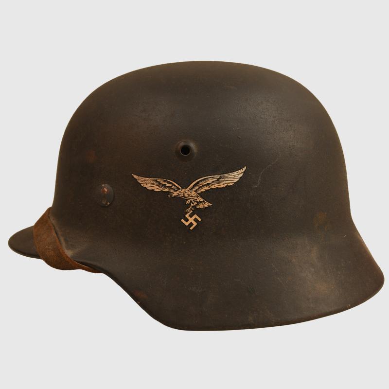 GERMAN WWII LUFTWAFFE SINGLE DECAL COMBAT HELMET WITH MANOEUVRE BAND FITTED.