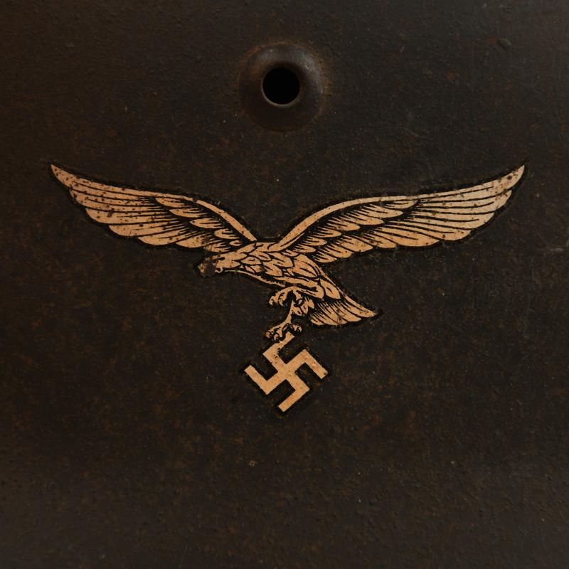 GERMAN WWII LUFTWAFFE SINGLE DECAL COMBAT HELMET WITH MANOEUVRE BAND FITTED.