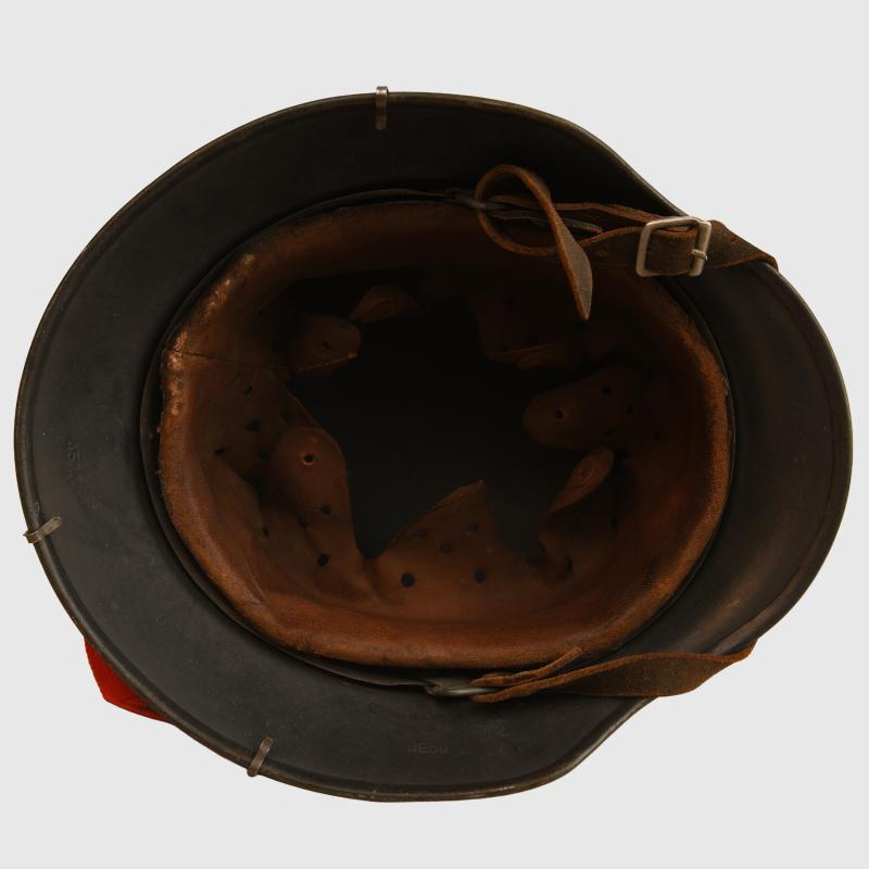 GERMAN WWII LUFTWAFFE SINGLE DECAL COMBAT HELMET WITH MANOEUVRE BAND FITTED.