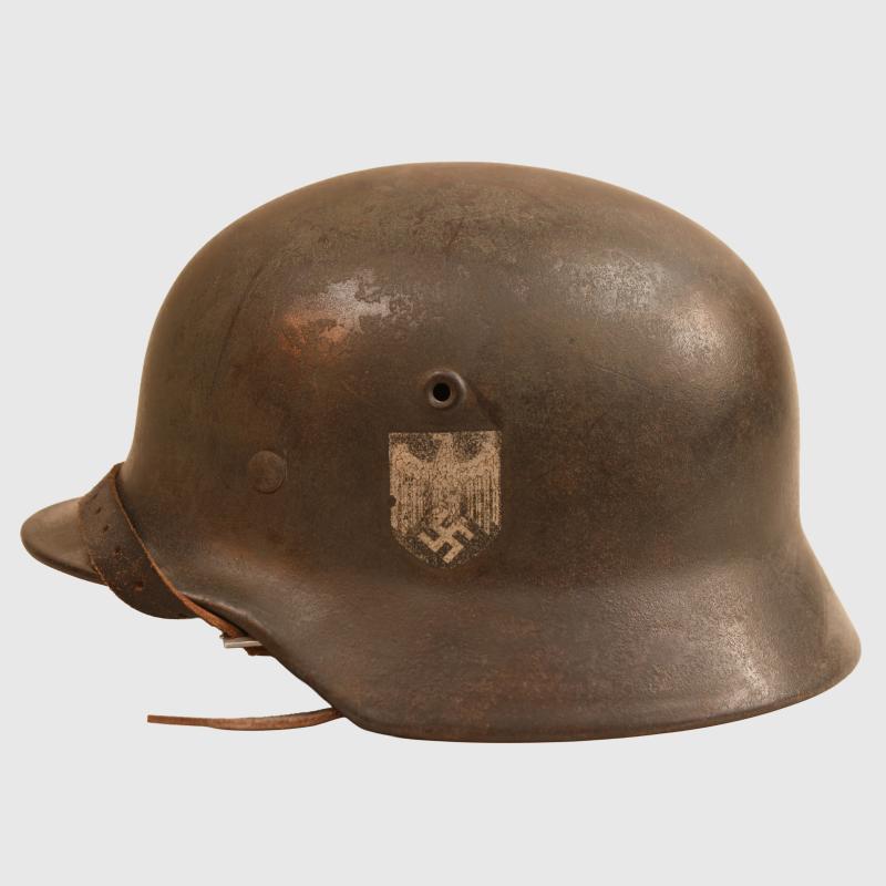 GERMAN WWII ARMY M.40 SINGLE DECAL COMBAT HELMET.