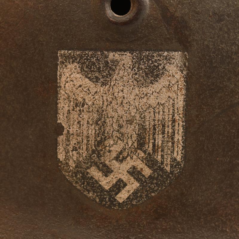 GERMAN WWII ARMY M.40 SINGLE DECAL COMBAT HELMET.
