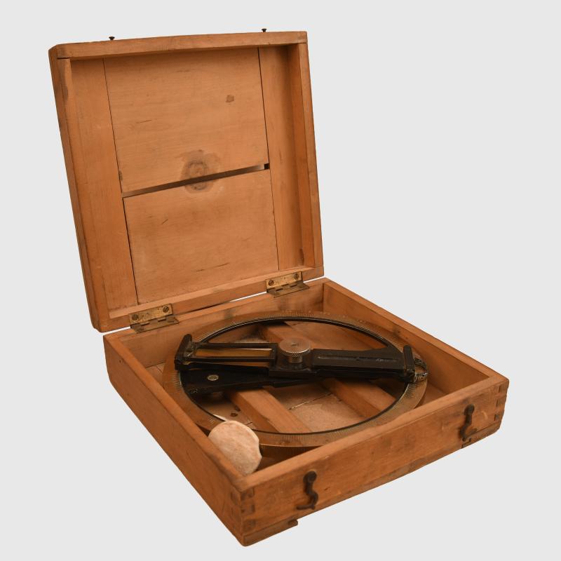 GERMAN WWI REICH MARINE TORPEDO SIGHTING GAUGE, IN ORIGINAL WOODEN BOX.