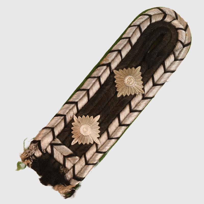 GERMAN WWII SCHUTZPOLIZEI HAUPTWACHTMEISTER’S SHOULDER BOARD.