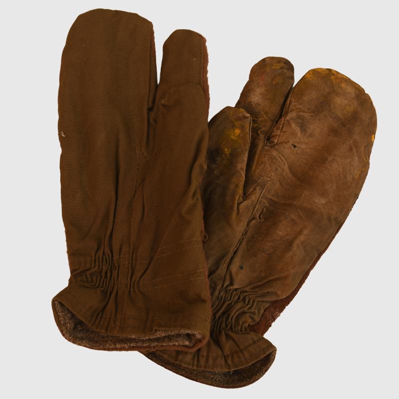 RUSSIAN WWII WINTER MITTENS.
