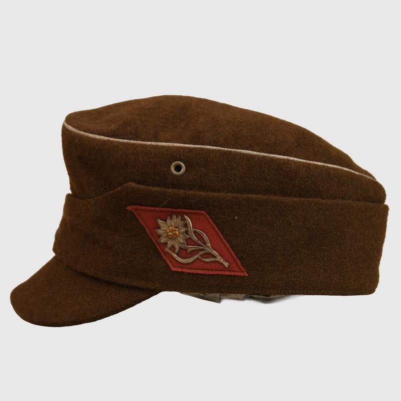 GERMAN WWII RMBO VISORED FIELD CAP.