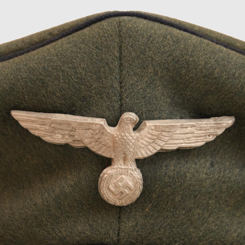 GERMAN WWII ARMY MEDICAL NCO/ENLISTED MAN VISOR CAP.