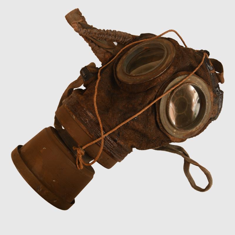 GERMAN WWI LEATHER FACE GAS MASK.
